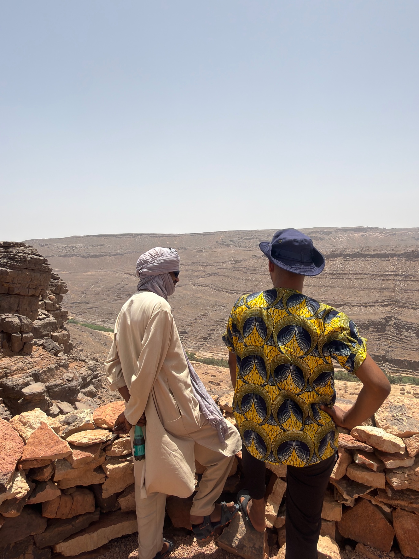 Portrait d\u2019un guide touareg face au lever du jour