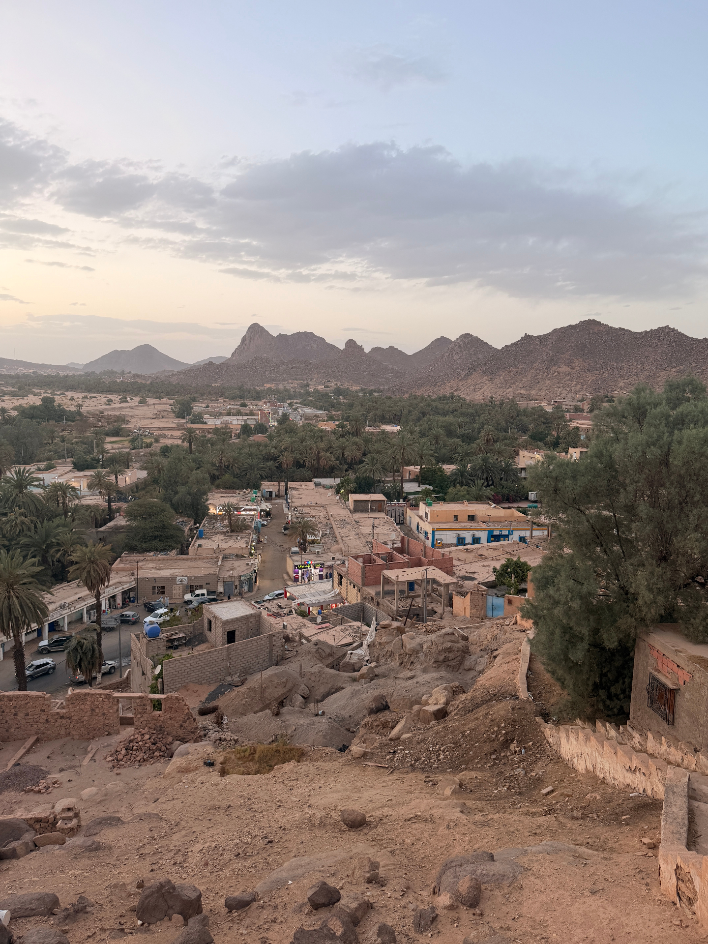 Djanet au crépuscule, palmeraie et montagnes du Tassili