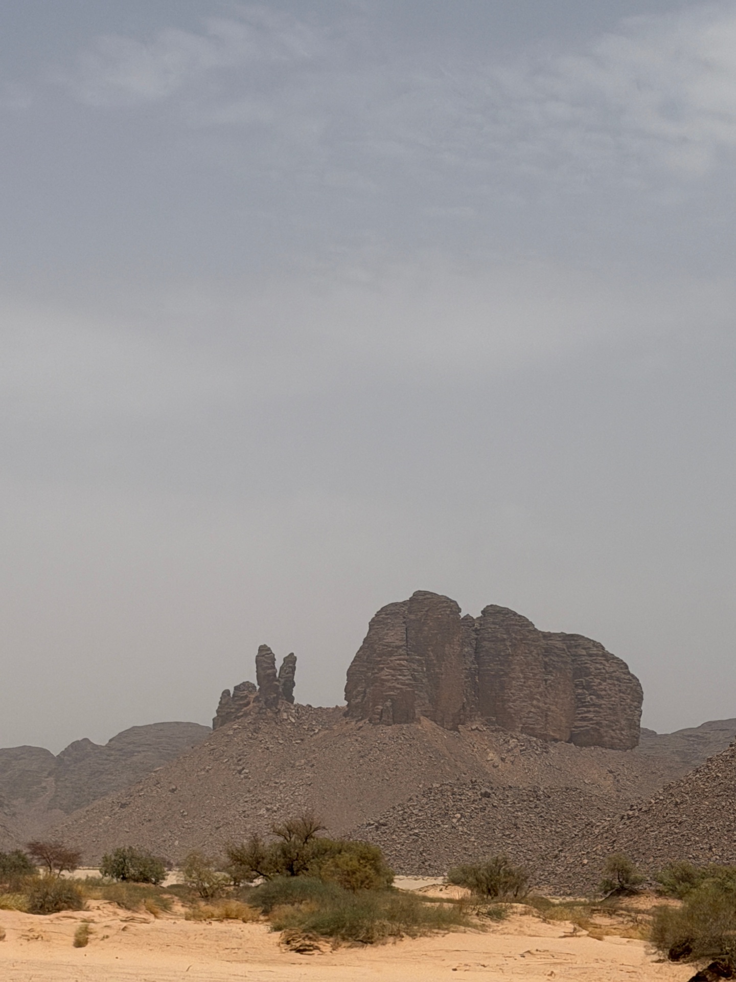 Massif rocheux du Tassili, ciel voilé au-dessus des sables