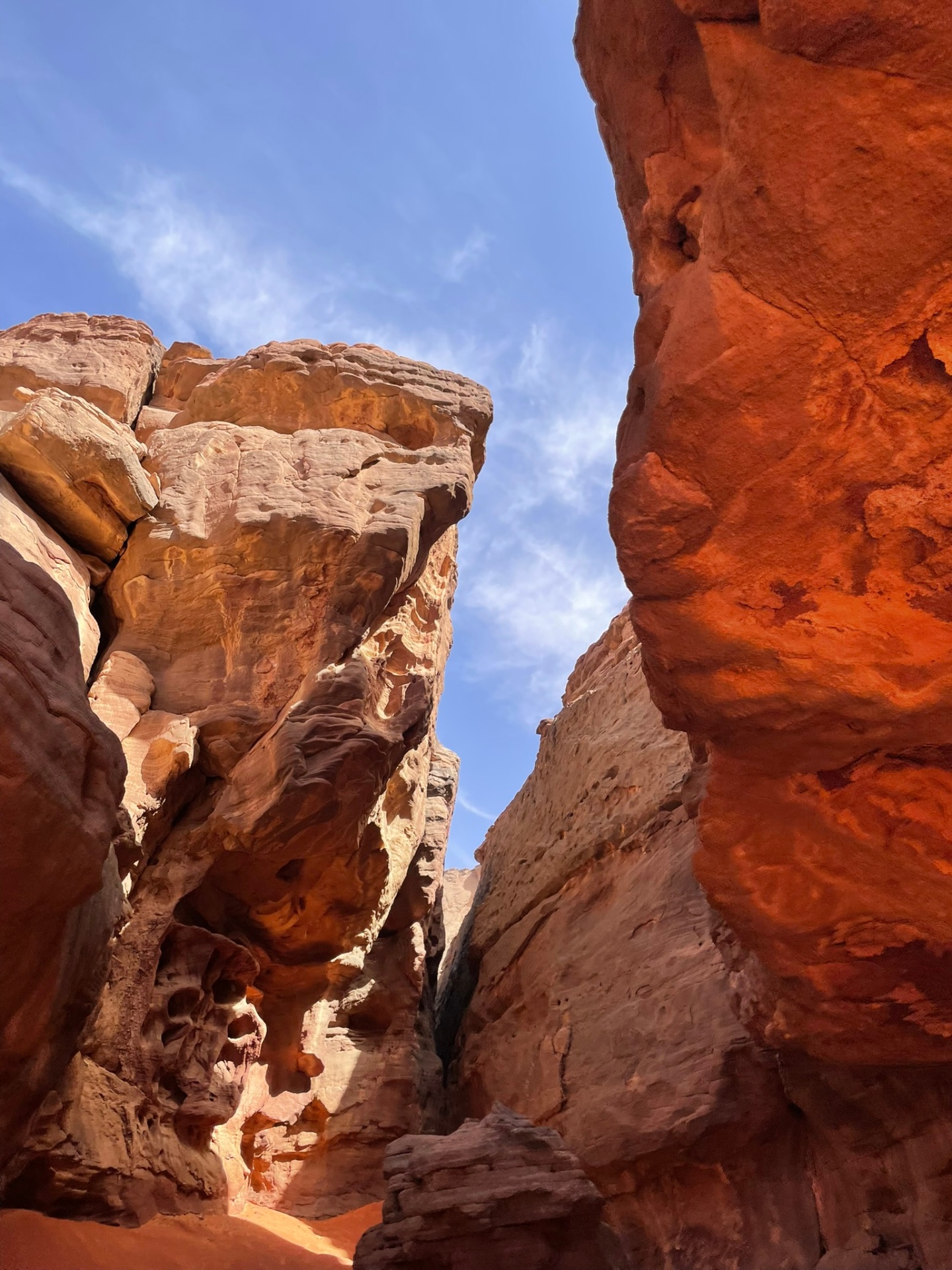 Formations rocheuses rouges de la Tadrart sous un ciel bleu