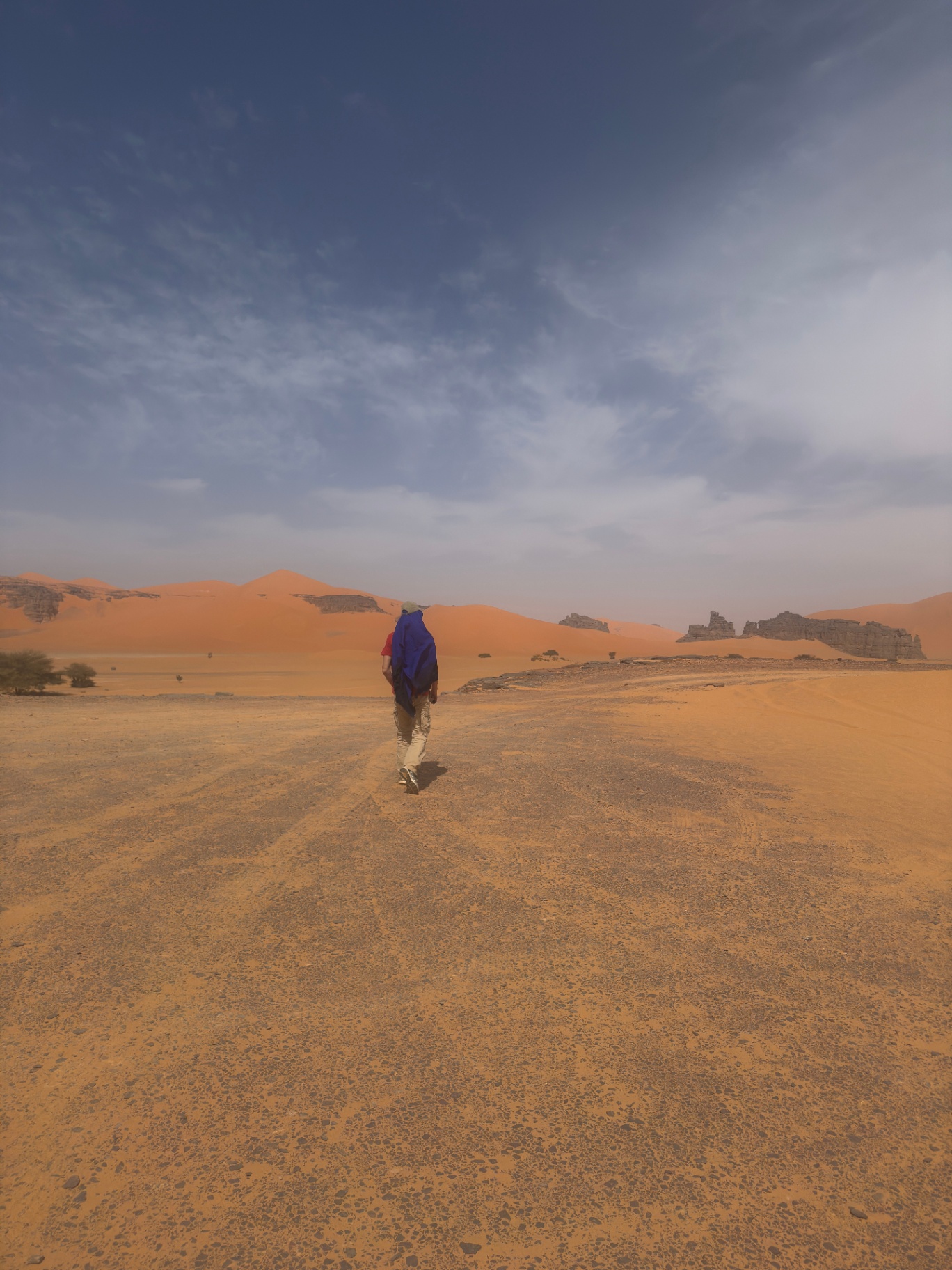 Caravane touareg sur une crête de dune au coucher du soleil