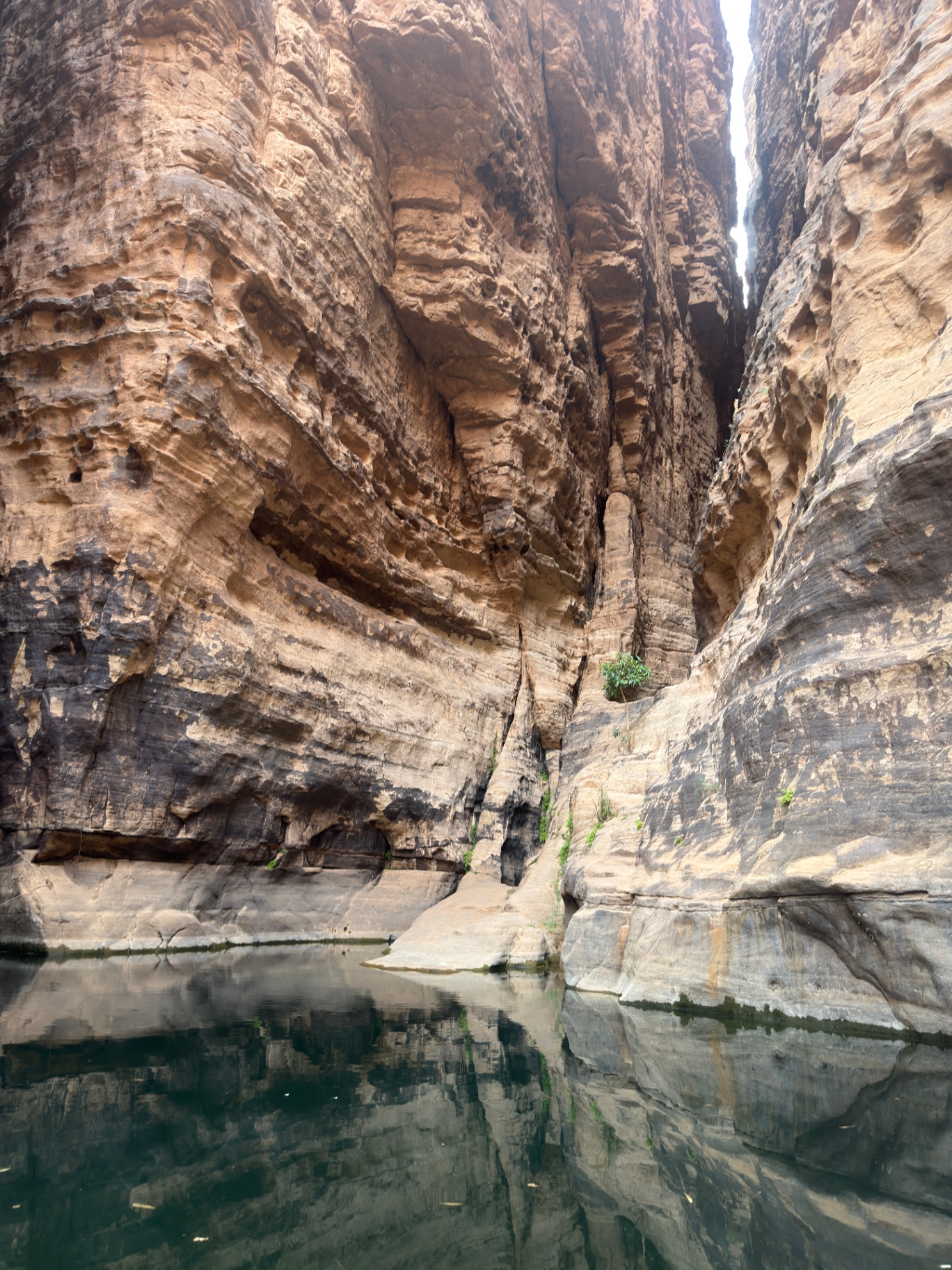 Canyon étroit aux parois de grès, reflets sur l’eau