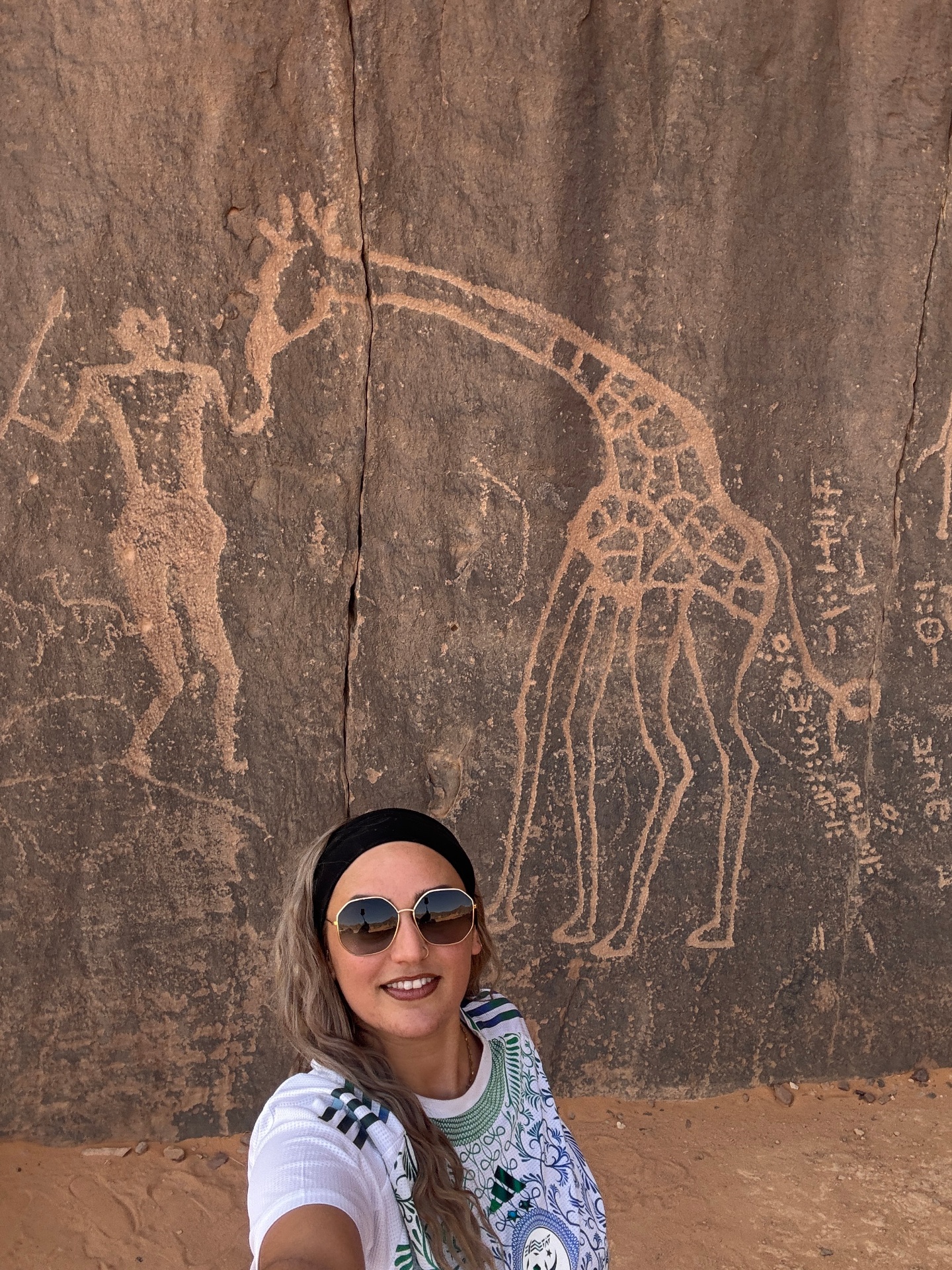 Gravure rupestre géante d’une girafe dans le Tassili