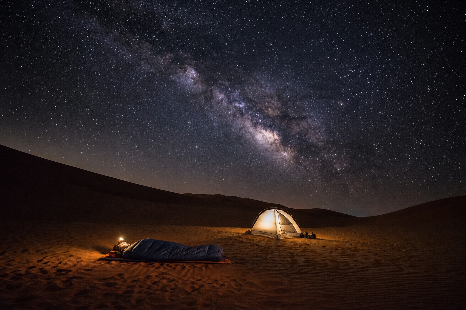 Bivouac sous la Voie lactée au cœur du Sahara